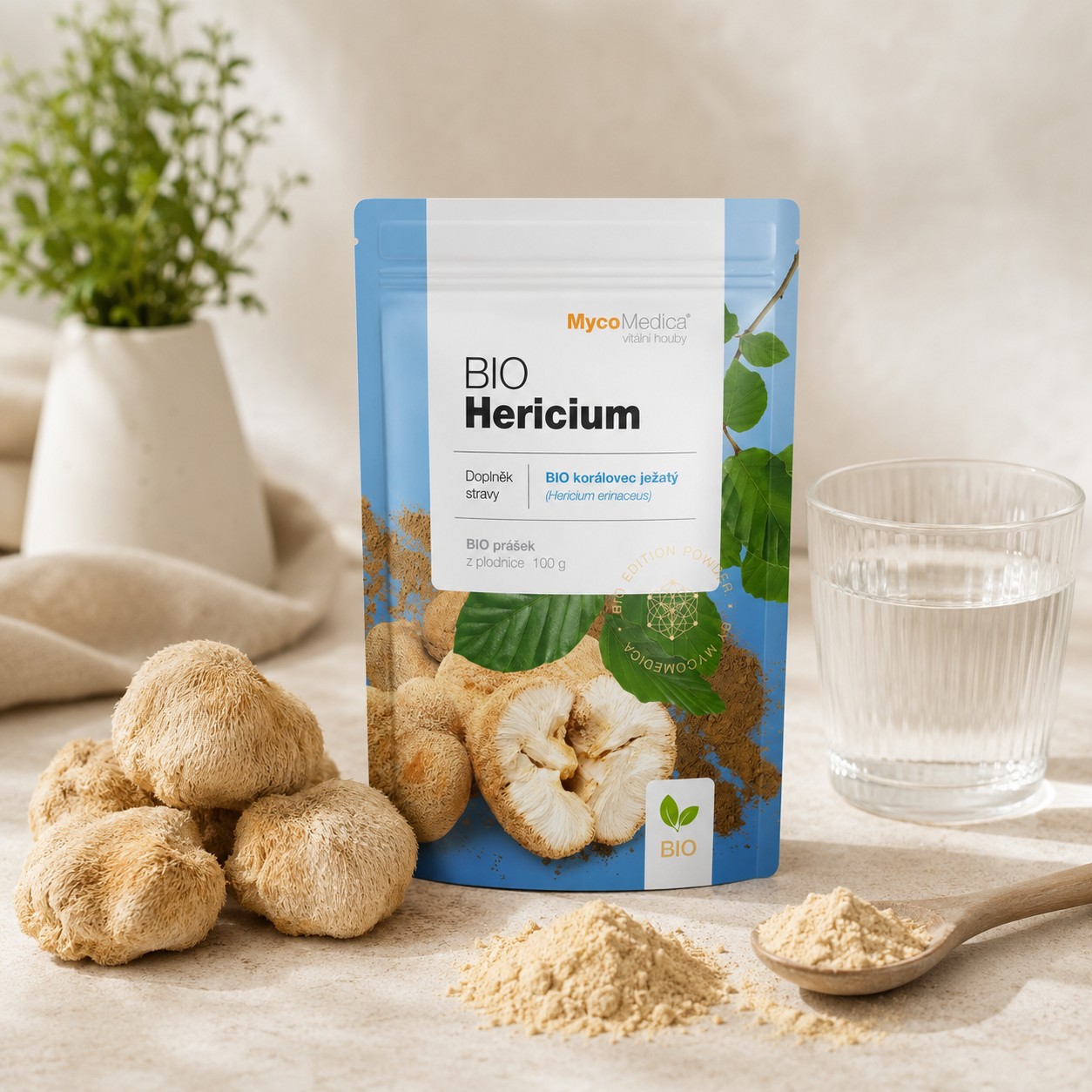 BIO Hericium prášek, sušené Hericium a sklenice vody